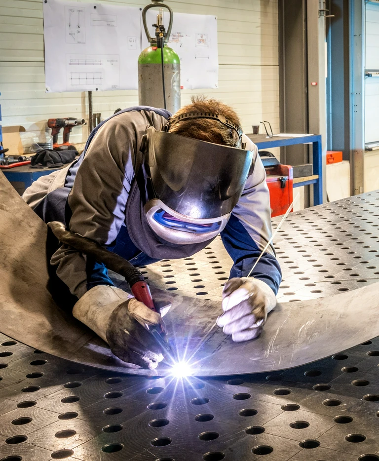 człowiek z&nbsp;maską spawacza