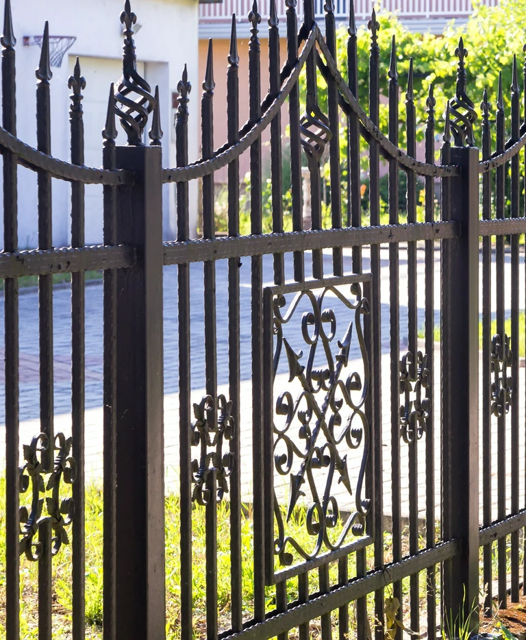 stalowe ogrodzenie