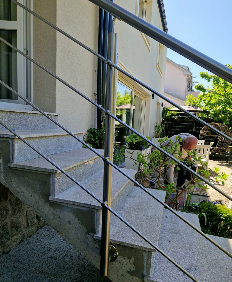 schody z&nbsp;balustradą